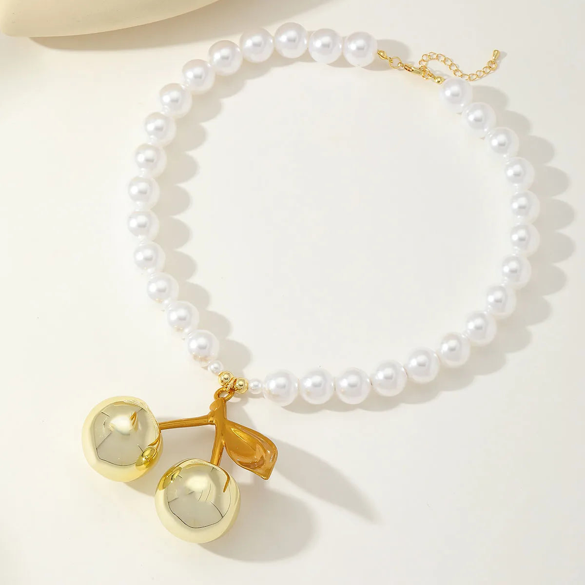 Collar Perlas Blancas Dije Cerezas Doradas