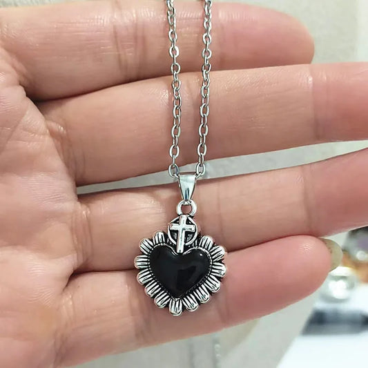 Collar Plateado Dije Corazó Negro