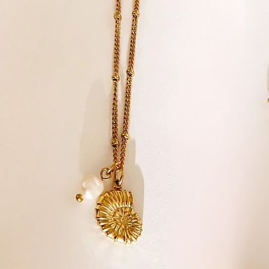 Collar Dorado Dije Caracol y Perla