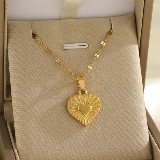 Collar Dorado Corazón Fulgurante