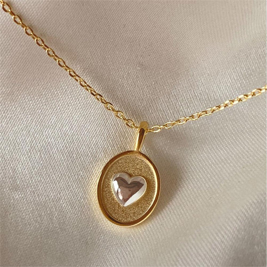 Collar Dorado Dije Oval con Corazón Plateado