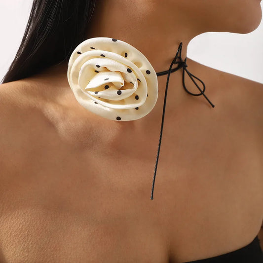 Collar Flor con Puntos Blancos con Cordón de Amarre