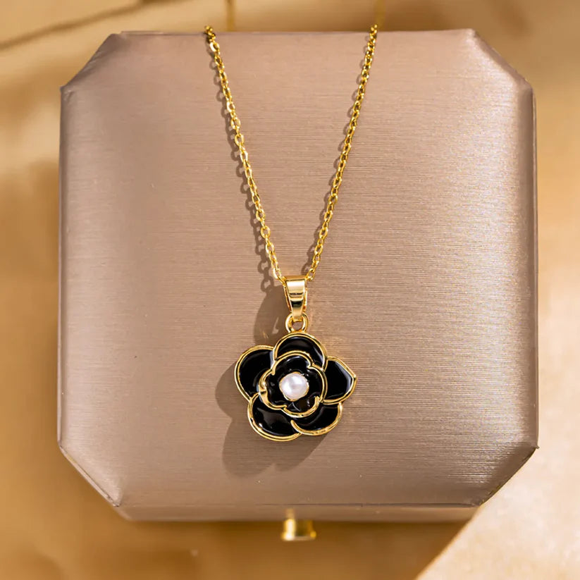 Collar Cadena Dorada Dije Flor Negra Esmaltada y Perla