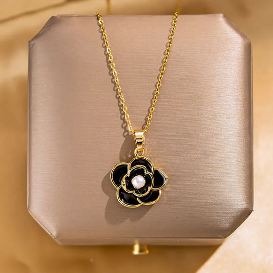 Collar Cadena Dorada Dije Flor Negra Esmaltada y Perla