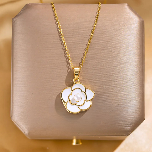 Collar Cadena Dorada Dije Flor Blanca Esmaltada y Perla