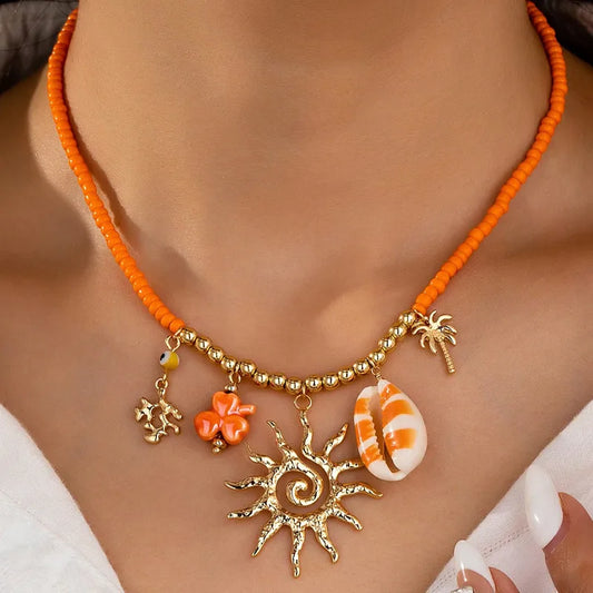 Collar Cuentas Naranjas y Perlas Doradas, Dijes Marinos