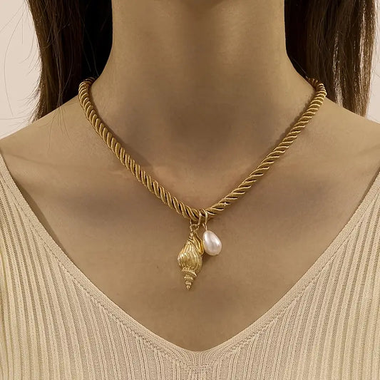 Collar Cordón Dorado Dijes Caracol y Perla
