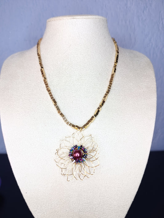 Collar Hematita Cubo 3mm Dorado Dije Flor Alambrada