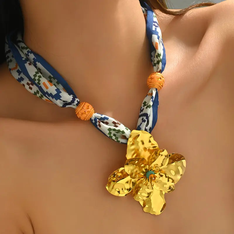 Collar Paliacate Dije Flor Dorada