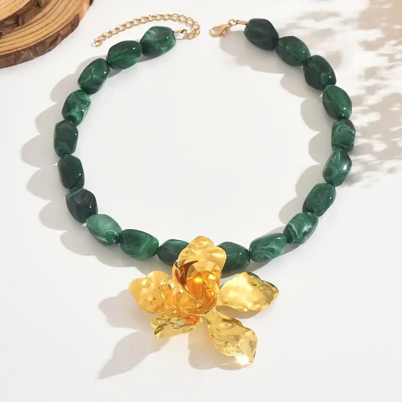 Collar Cuencas Verdes Dije Flor Dorada