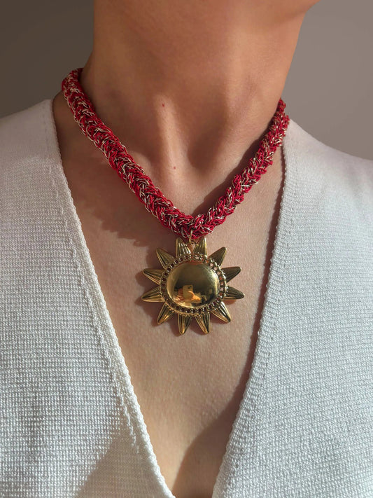 Collar Tejido Rojo y Dije Sol Dorado