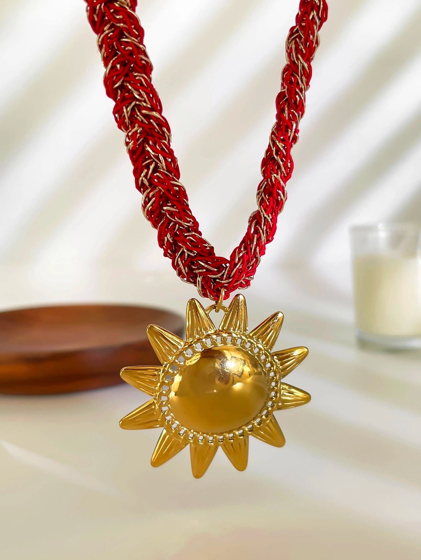 Collar Tejido Rojo y Dije Sol Dorado