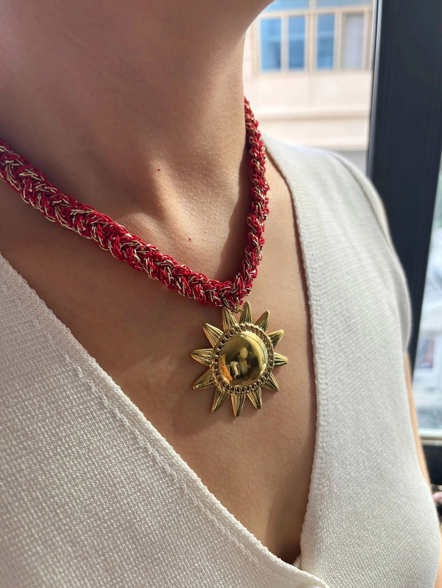 Collar Tejido Rojo y Dije Sol Dorado