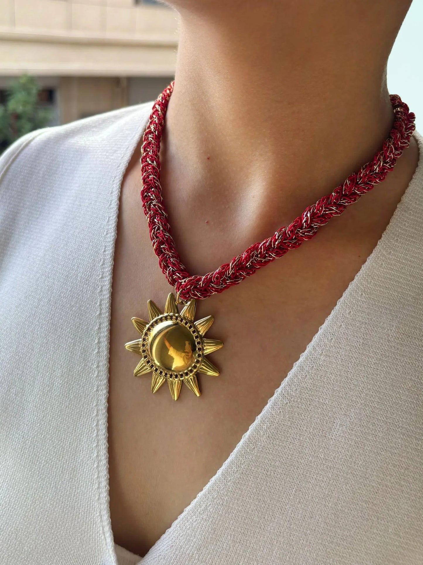 Collar Tejido Rojo y Dije Sol Dorado