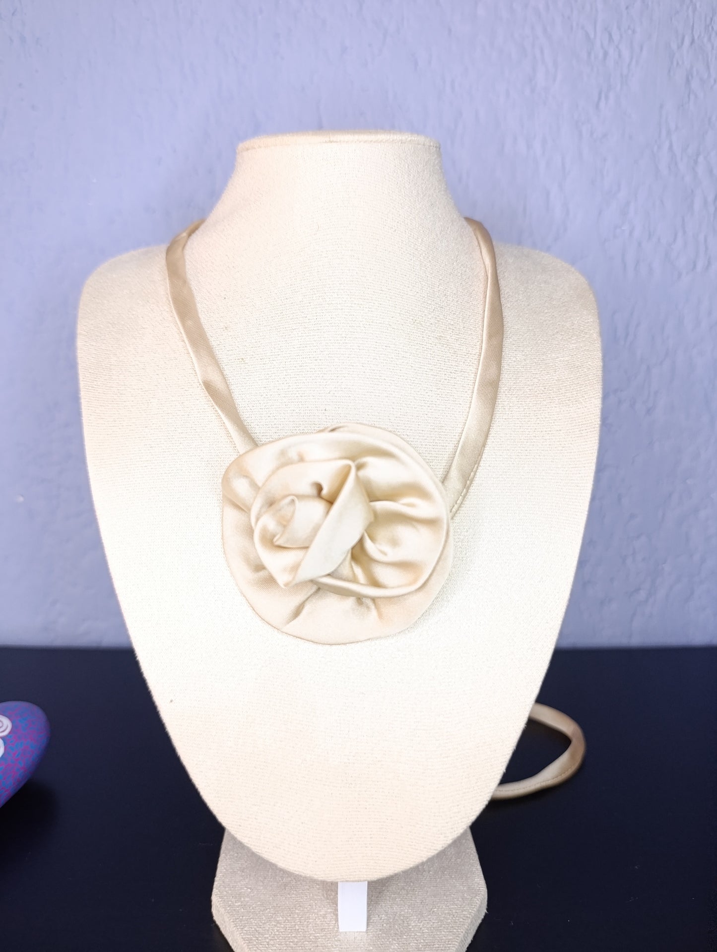 Collar Listón Dije Flor Beige