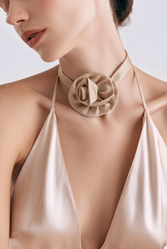 Collar Listón Dije Flor Beige