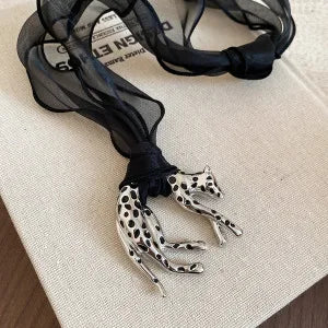 Collar Tela Negra Dije Guepardo Plateado