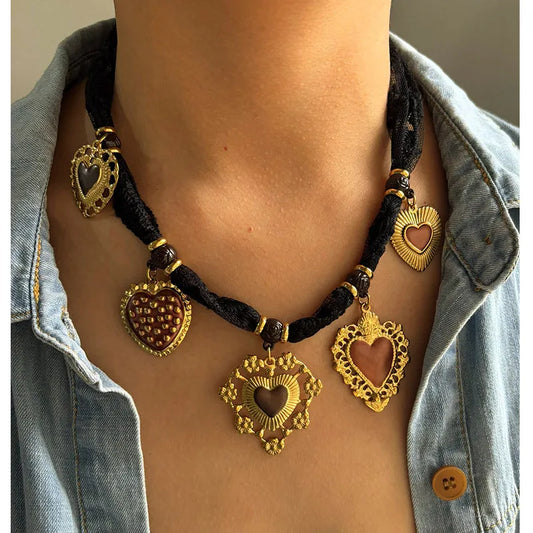 Collar Tela Negra Dijes Varios Corazones
