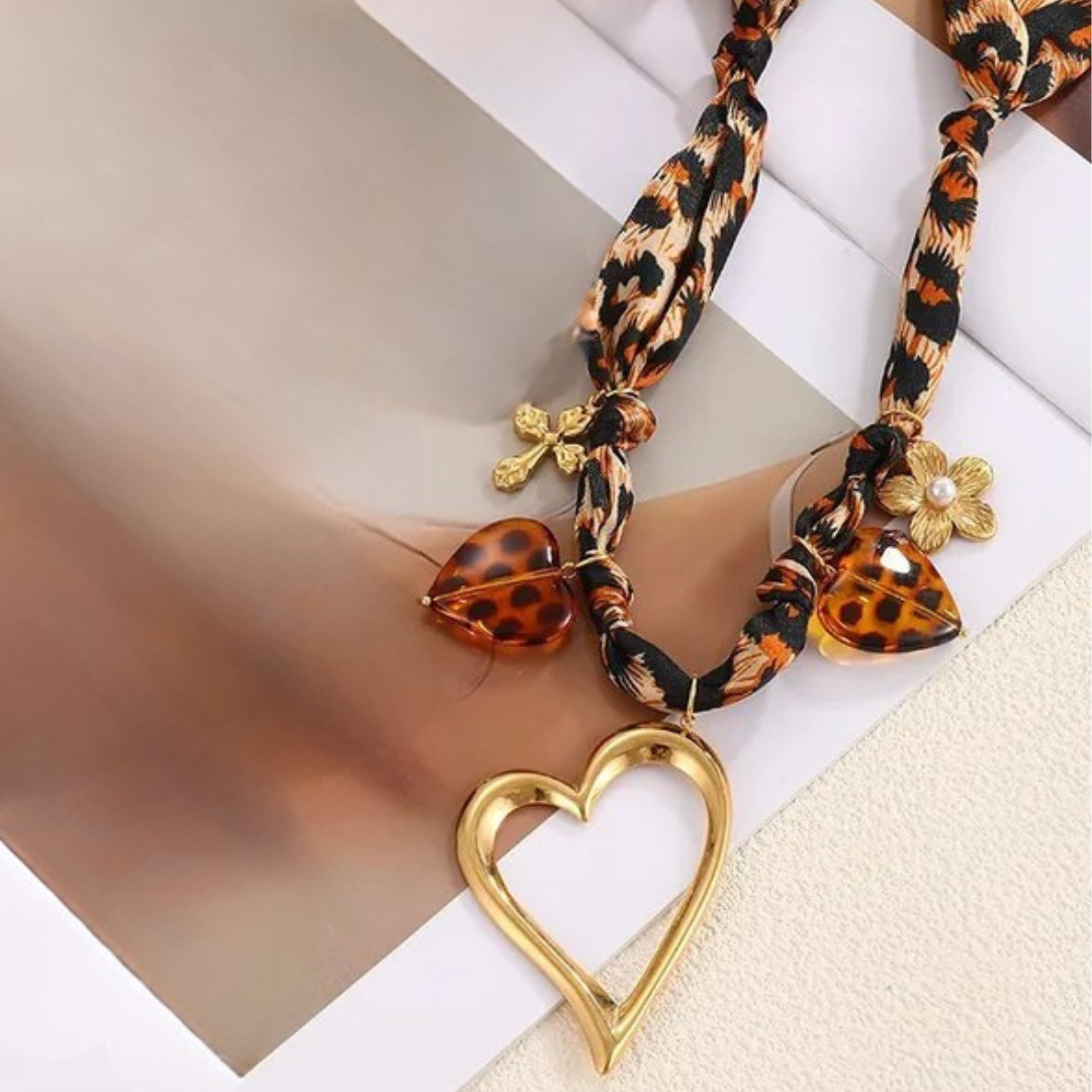 Collar Tela Dijes Varios Corazones