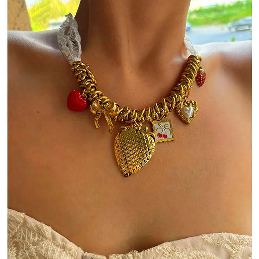 Collar Tela y Cadena Dorada Dijes Varios Corazones y Fresas
