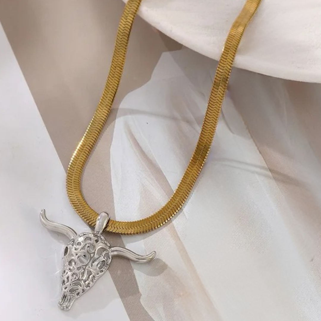 Collar Cadena Tipo Serpiente Dorada Dije Toro Plateado