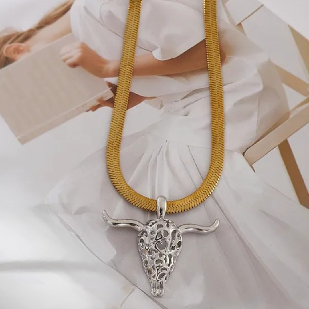 Collar Cadena Tipo Serpiente Dorada Dije Toro Plateado