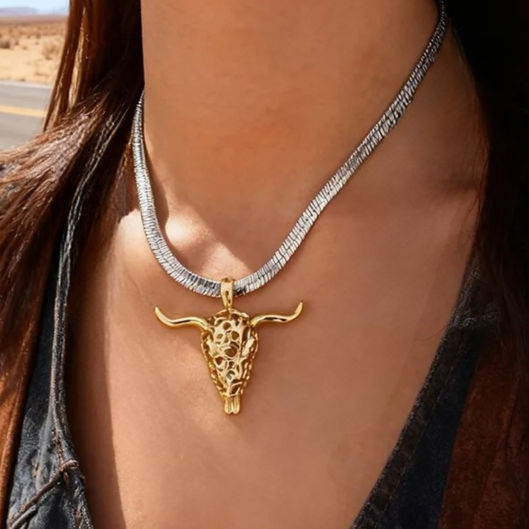 Collar Cadena Tipo Serpiente Plateada Dije Toro Dorado