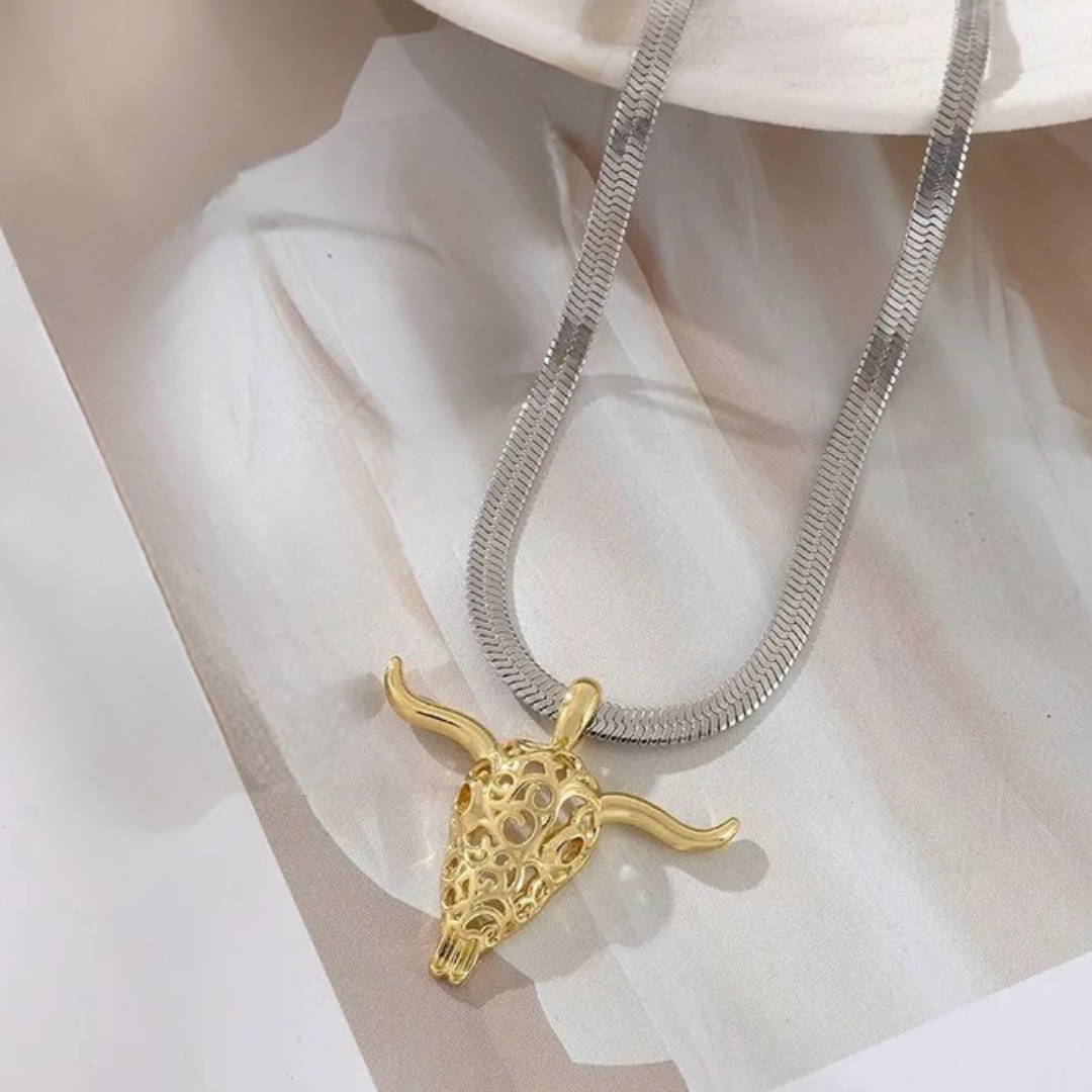 Collar Cadena Tipo Serpiente Plateada Dije Toro Dorado