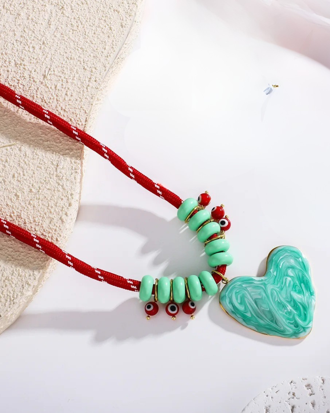 Collar Cordón Rojo Cuencas Verdes Dije Corazón Verde