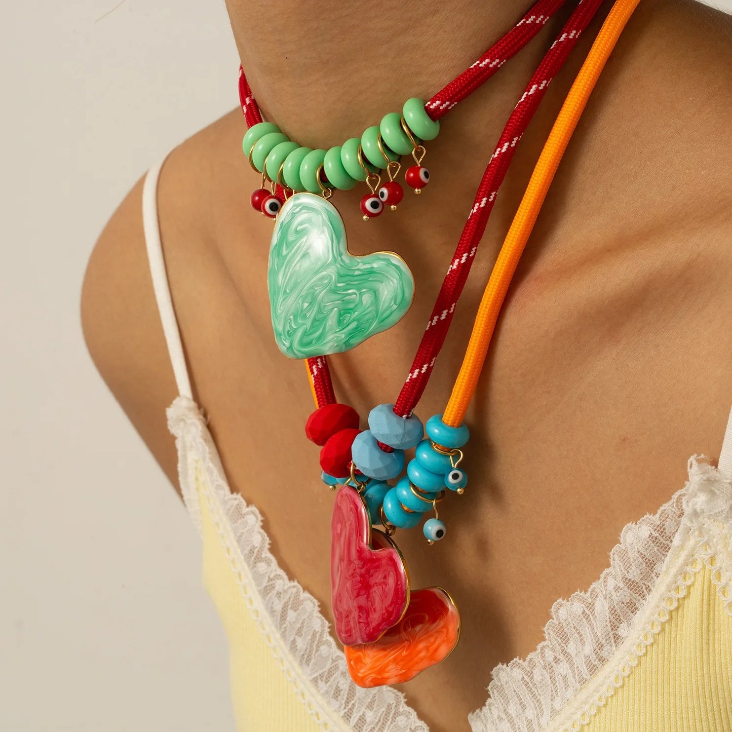 Collar Cordón Rojo Cuencas Verdes Dije Corazón Verde