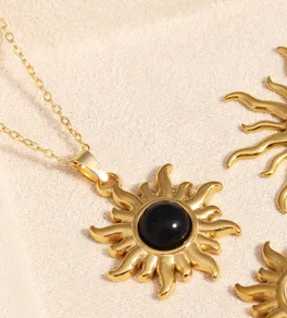 Collar Cadena Dorada Dije Sol y Obsidiana