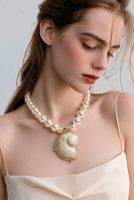 Collar Cuencas Perlas Blancas Dije Nautilus Blanco Dorado
