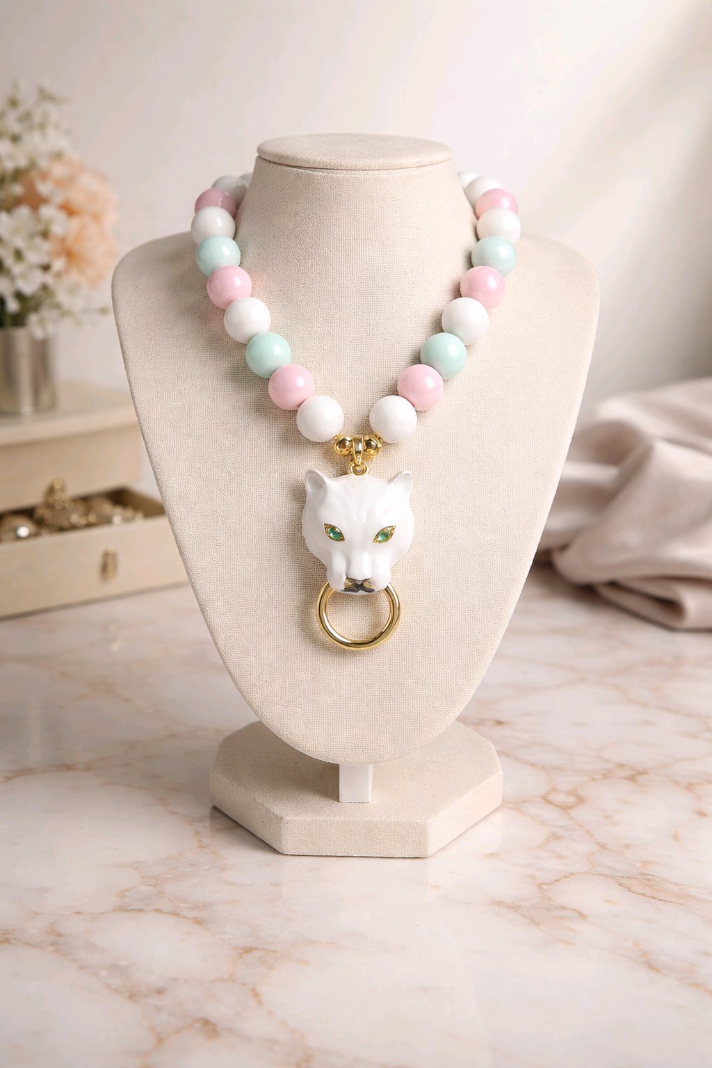 Collar Cuencas Blancas y Rosas Dije Pantera Blanca