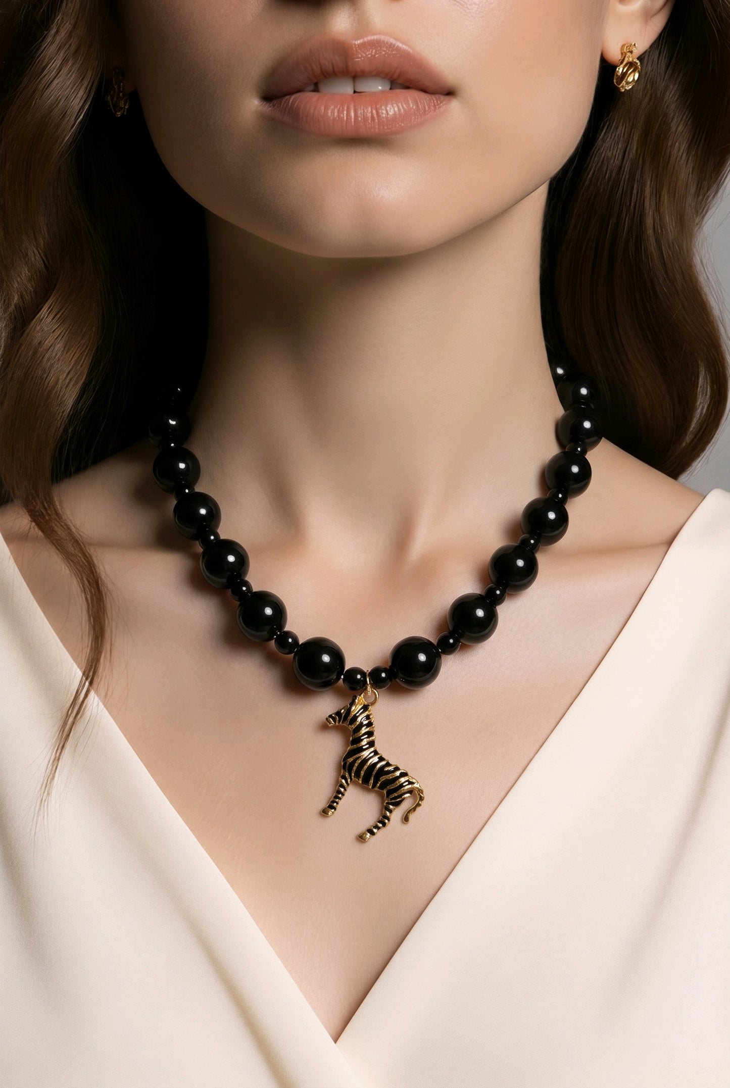 Collar Cuencas Negras Dije Cebra Negra Dorada