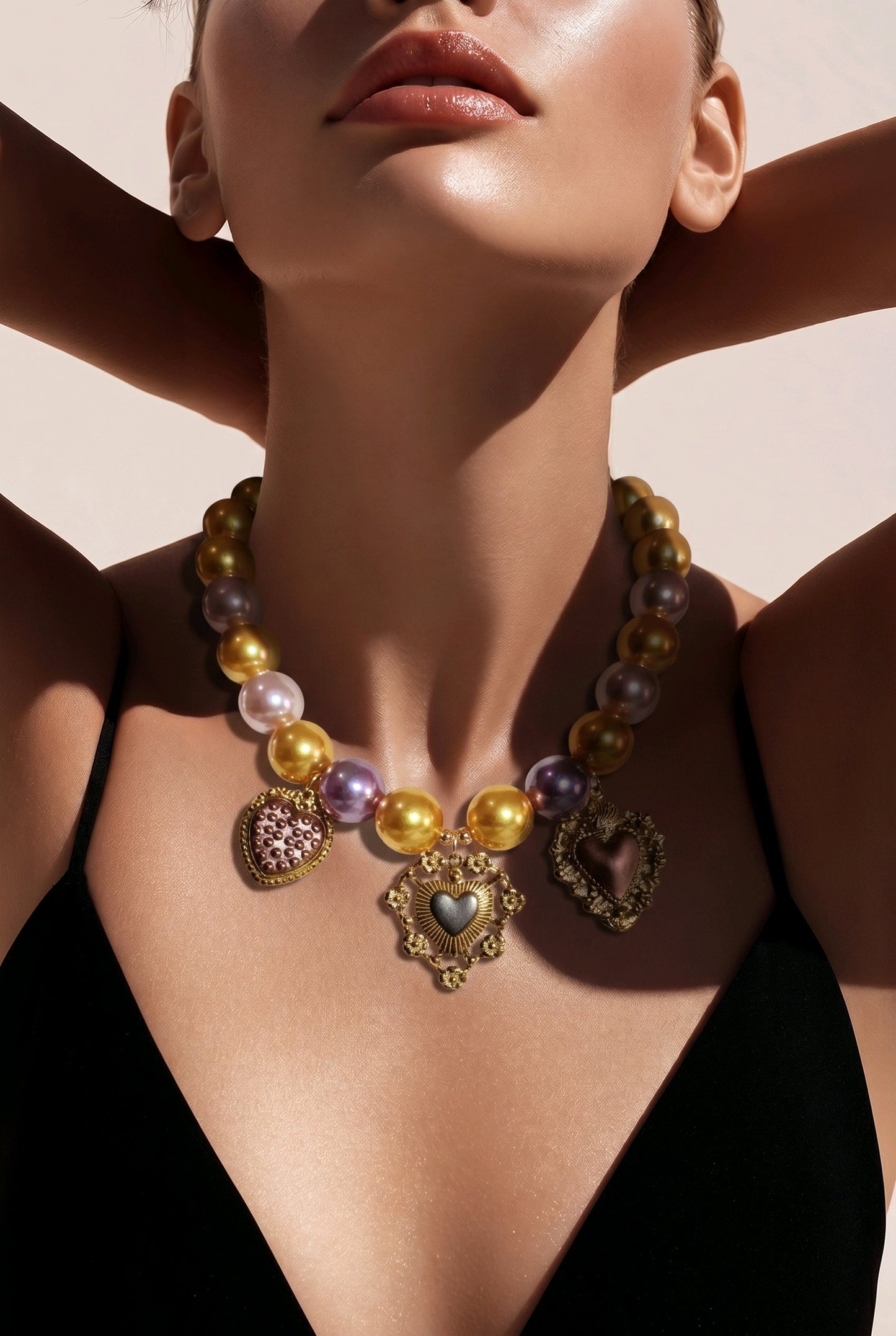 Collar Cuencas Perlas Doradas y Lilas Dijes Varios Corazones