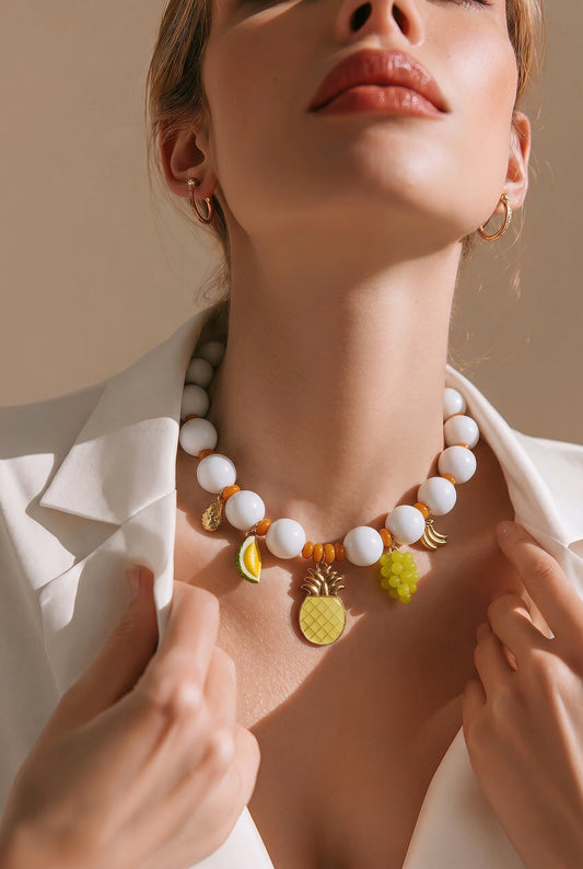 Collar Cuencas Blancas Dijes Varios Piña Amarilla