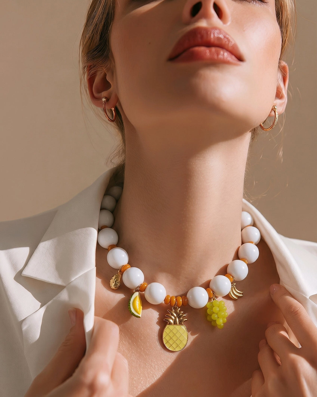 Collar Cuencas Blancas Dijes Varios Piña Amarilla