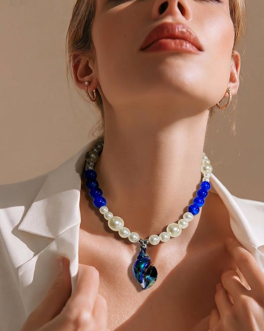 Collar Cuencas Blancas y Azules Dije Caracol Tornasol