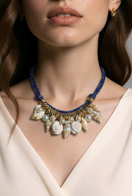 Collar Cordón Azul Dijes Varios Caracoles Blancos