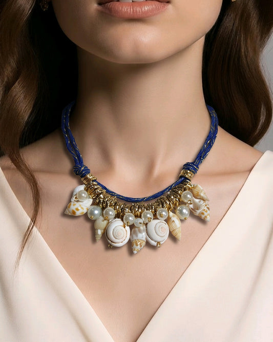 Collar Cordón Azul Dijes Varios Caracoles Blancos