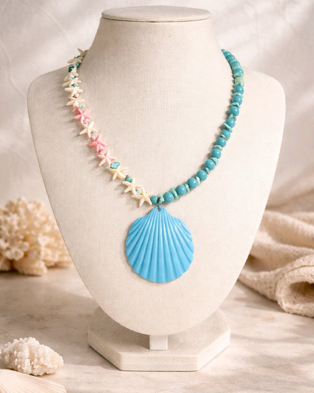 Collar Estrella Mar Rosas y Blanca, Cuencas Turquesa Dije Concha Azul