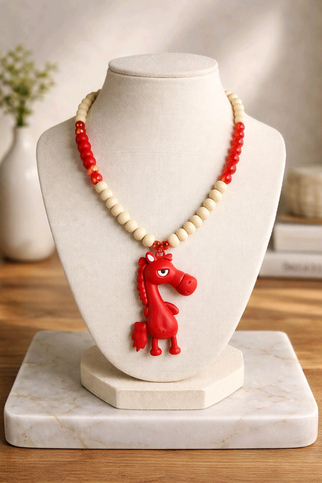 Collar Cuencas Madera Resina Dije Caballo Rojo