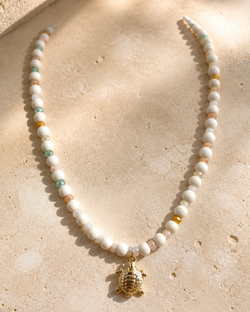 Collar Cuencas Blancas y Cristales Multicolores Dije Tortuga