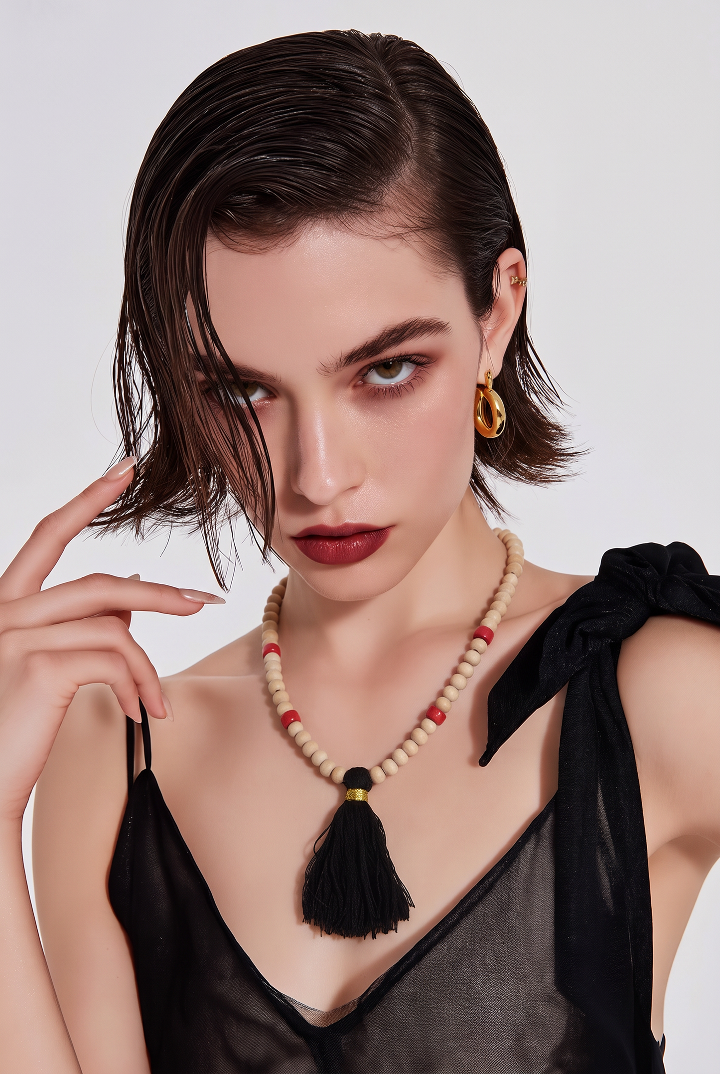 Collar Cuencas Madera y Dije Borla Negra