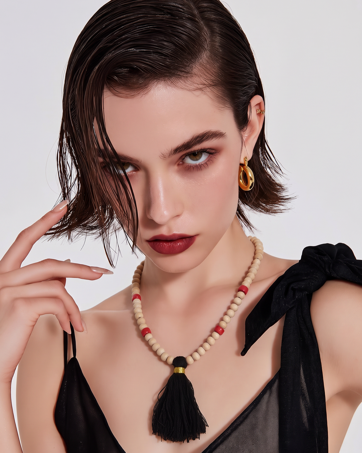 Collar Cuencas Madera y Dije Borla Negra