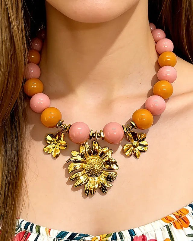 Collar Cuencas Rosadas y Café Dije Margarita y Flores