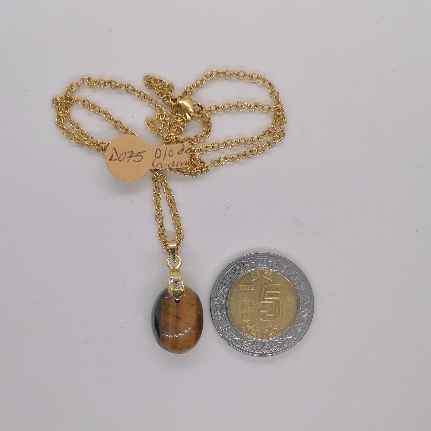 Dije Ojo de Tigre con Pasacadenas Dorado con Circonia