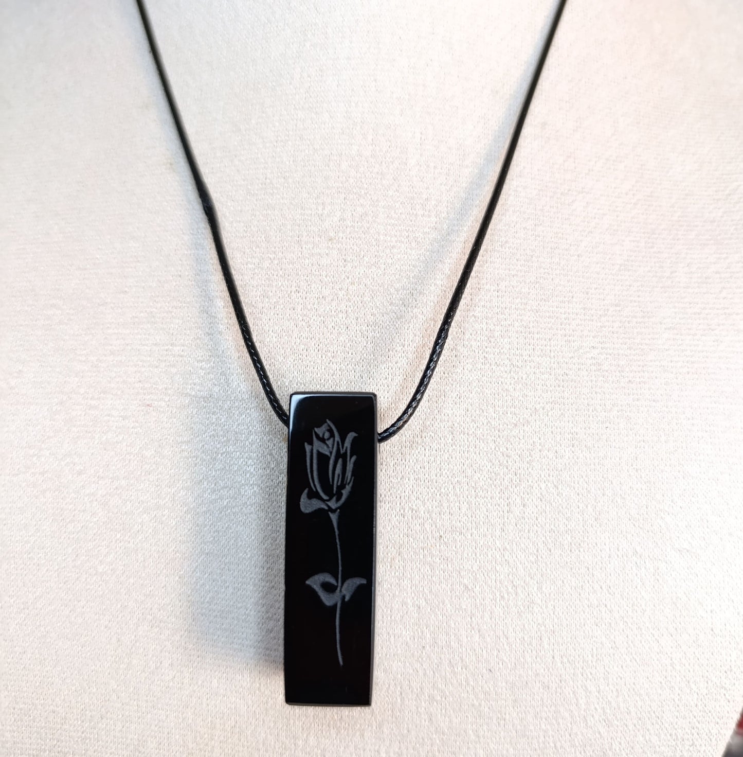 Dije Rectangular Obsidiana Grabada Rosa