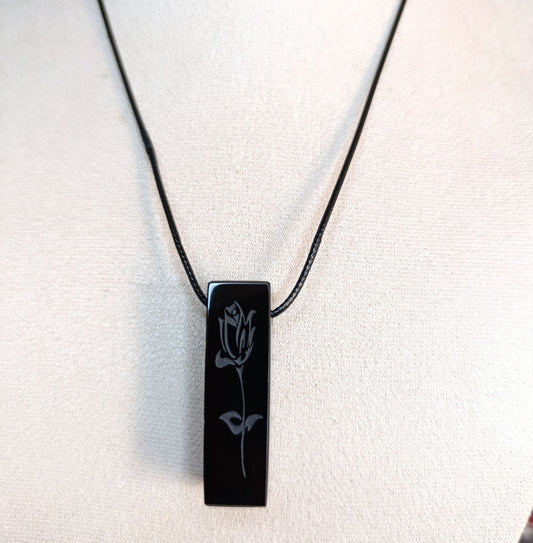 Dije Rectangular Obsidiana Grabada Rosa