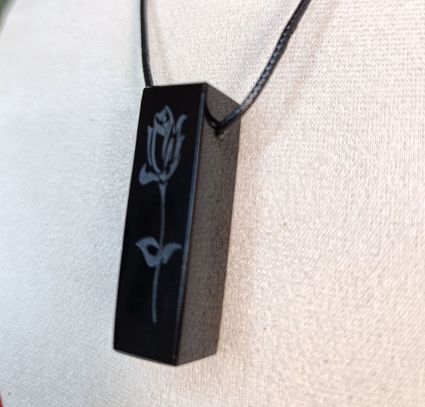 Dije Rectangular Obsidiana Grabada Rosa